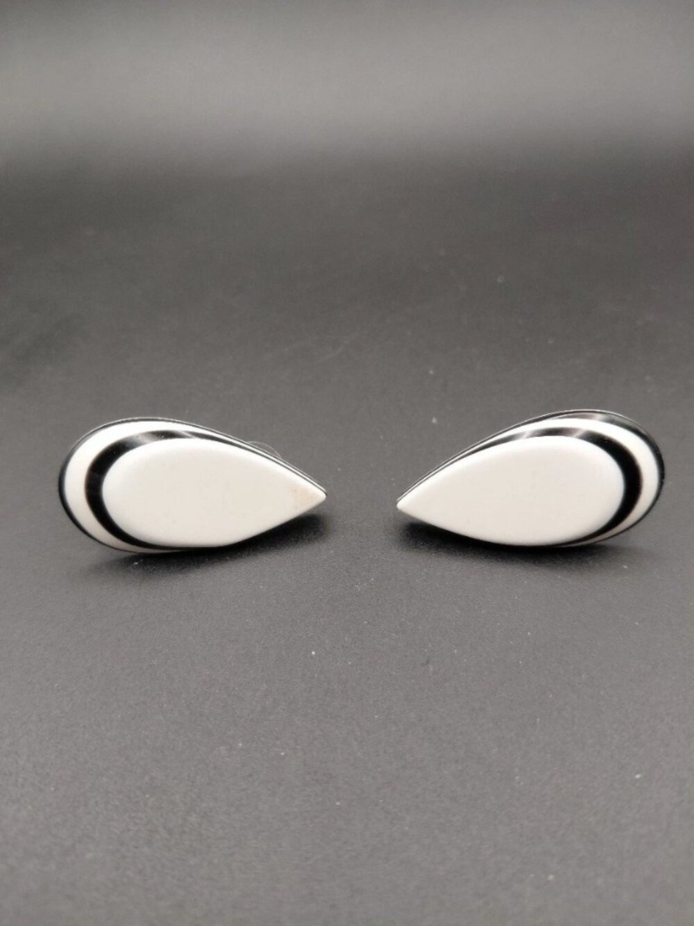 Black White Teardrop Enamel Stud Earrings Retro Modernist Lucite Look